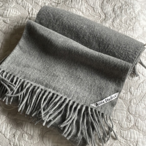 Acne Studios grey scarf - Picture 2 of 10